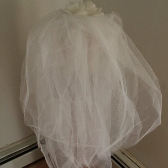 1960’s Wedding Veil with Floral Headband - Picture 4 of 4